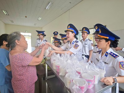 Nồi cháo nghĩa tình của các nữ chiến sĩ Cảnh sát biển