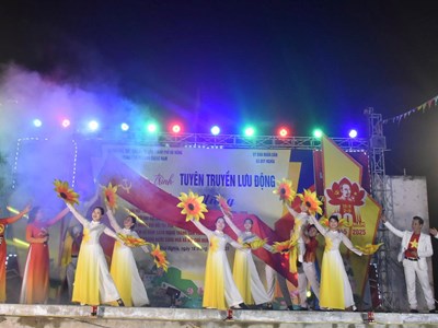 Đưa chương trình văn nghệ, chiếu phim lưu động về với miền núi, xã đảo