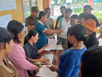 Người dân chia sẻ niềm vui nhận quà dịp Quốc khánh