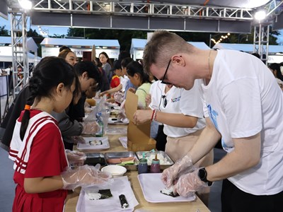 Du khách hào hứng thưởng thức ẩm thực Hàn Quốc tại Hội An