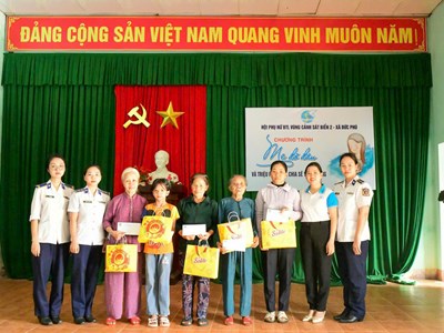 Hội phụ nữ Vùng cảnh sát biển 2 tặng quà cho học sinh và phụ nữ có hoàn cảnh khó khăn