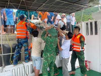 Bộ đội biên phòng hỗ trợ đưa 2 bệnh nhân trên đảo Cù Lao Chàm vào bờ cấp cứu