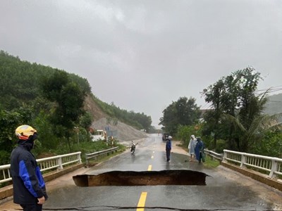Mưa, lũ lớn tạo hố sâu, gây nguy hiểm trên QL24C đoạn qua Đà Nẵng 