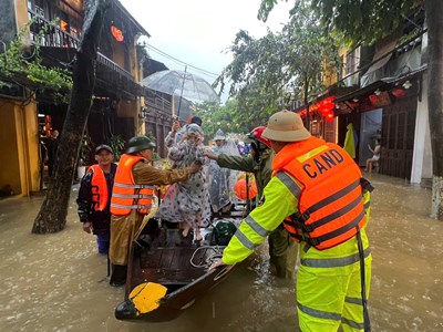 Lũ tiếp tục lên nhanh, khẩn trương di dời dân vùng ngập lũ đến nơi trú ẩn an toàn