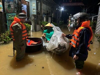 Mưa lớn kéo dài, nhiều vùng ngập sâu, sạt lở, bị cô lập