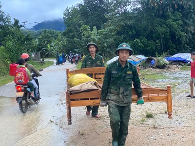 Lực lượng “tại chỗ” ứng chiến, hỗ trợ người dân vùng sạt lở, ngập lũ