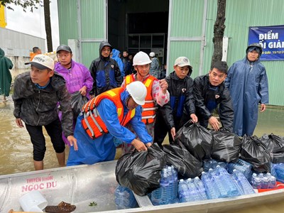 Những bữa ăn ấm lòng ngày mưa lũ