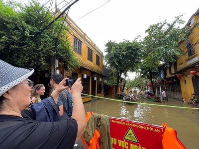 Khẩn trương khắc phục hậu quả mưa lũ, chủ động ứng phó với bão số 13
