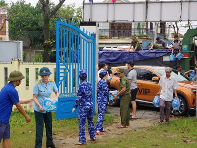 Hội phụ nữ Vùng cảnh sát biển 2 thăm hỏi, tặng quà người dân vùng lũ lụt