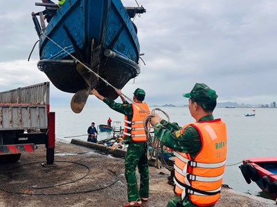 Hối hả chằng chống nhà cửa, gặt lúa,…”chạy” bão số 13