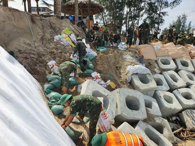 Khẩn trương khắc phục sạt lở bờ biển trước khi bão số 13 đổ bộ