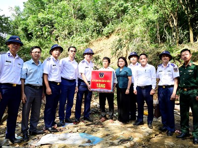 Vùng Cảnh sát biển 2 thăm, hỗ trợ đồng bào vùng lũ lụt 