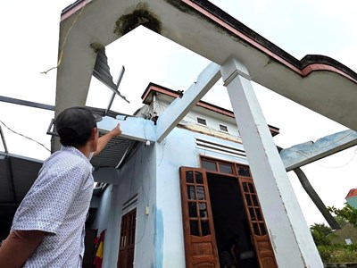 Lốc xoáy nửa đêm, 2 người bị thương, hàng chục nhà dân tốc mái