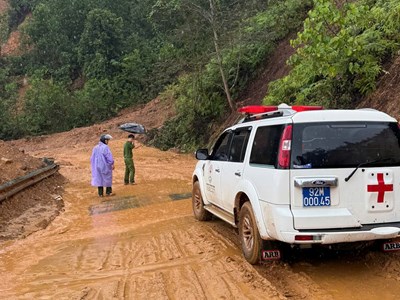 Công an hỗ trợ vận chuyển kịp thời bệnh nhân qua vùng sạt lở để đi cấp cứu 