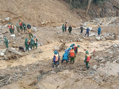 Tìm thấy thi thể đầu tiên trong vụ sạt lở vùi lấp 3 người ở xã Hùng Sơn