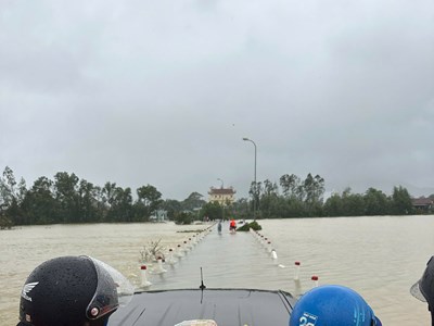 Người vùng lũ Hội An huy động nhu yếu phẩm gửi vào vùng lũ Đắk Lắk
