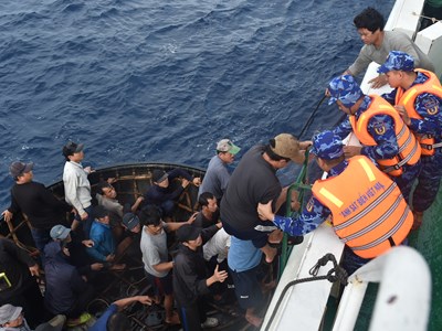 Tàu Vùng Cảnh sát biển 2 tiếp nhận 52 thuyền viên tàu cá bị chìm ở Trường Sa