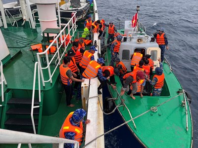 Tàu Vùng Cảnh sát biển 2 bàn giao 52 thuyền viên gặp nạn cho Quân chủng Hải quân
