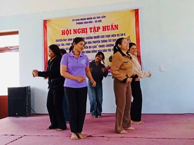 Truyền dạy sinh hoạt trống chiêng đồng bào Cor