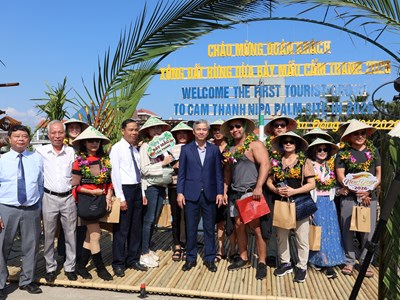 Du khách Đài Loan “xông đất” rừng dừa Bảy Mẫu, trải nghiệm cảnh sắc làng quê 