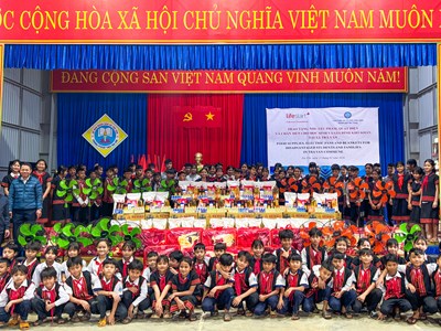 Trao tặng 200 suất quà Tết cho người dân vùng cao Trà Vân