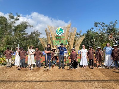 Rộn ràng lễ hội cầu bông Trà Quế