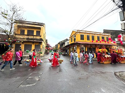 Du khách hào hứng theo chân đoàn diễu hành mừng Nguyên tiêu ở Hội An