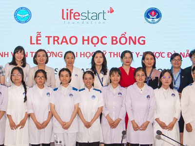 Gần 3 tỉ đồng hỗ trợ sinh viên Y- Dược có hoàn cảnh khó khăn tại miền Trung