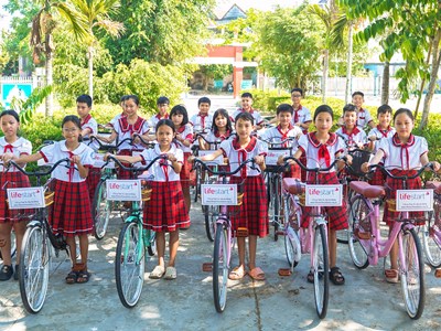 Trao tặng 50 xe đạp cho học sinh có hoàn cảnh khó khăn