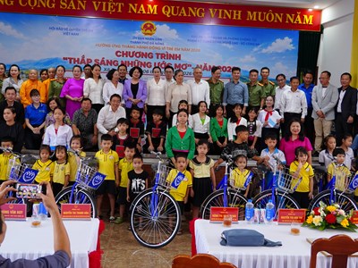  “Thắp sáng những ước mơ” cho hơn 200 trẻ em khó khăn ở Trà My 
