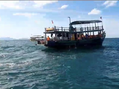 Cứu hộ 19 hành khách trên ca nô du lịch bị chìm tại biển Cửa Đại