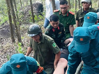 Công an cùng người dân băng rừng, giải cứu du khách người Đức gặp nạn