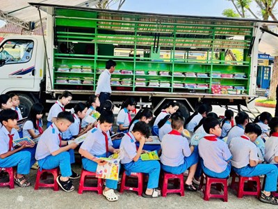 Những chuyến xe mang tri thức đến sân trường 