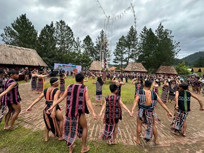 Khai hội sắc màu văn hóa Cơ Tu nơi đại ngàn Tây Giang