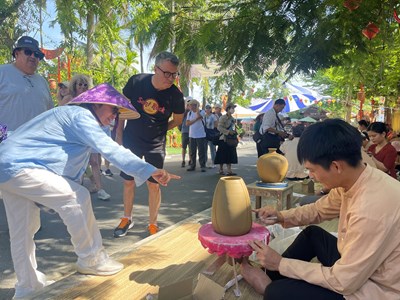 Làng gốm Thanh Hà rộn ràng chuẩn bị lễ hội giỗ Tổ nghề