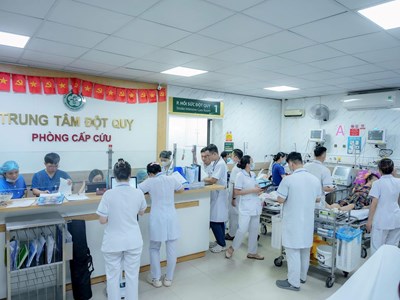 Đột quỵ đến trong tích tắc: Bác sĩ BV Bạch Mai kể lại khoảnh khắc bệnh nhân gục ngã ngay trước cửa phòng khám