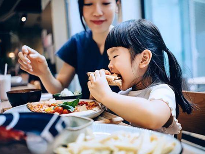 Trẻ sau này có thành đạt hay không, nhìn cách ăn uống cũng có thể đoán ra: Tuyệt đối đừng xem nhẹ!