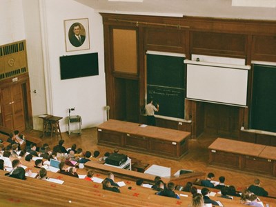 Không phải tiếng Anh, đây là 3 ngôn ngữ AI khuyên nên học ngay nếu muốn kiếm tiền trong 5 năm tới