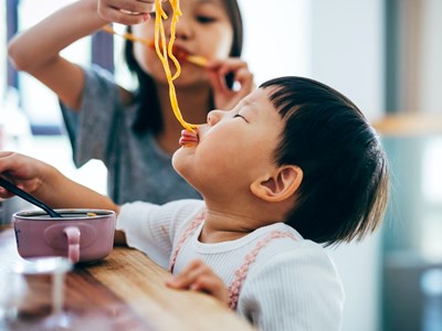 4 sai lầm chí mạng trên bàn ăn khiến đứa trẻ lớn lên chỉ biết sống hưởng thụ