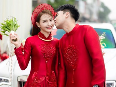 MC Huyền Trang Mù Tạt ứa nước mắt vì món quà 8.3 của chồng sắp cưới - tuyển thủ Phạm Đức Huy