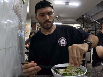 Khách Tây tự tin đi ăn quán Việt bằng tiếng Việt: Món đầu gọi sai tên, món thứ hai khiến nhân viên phục vụ “sốc“