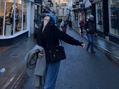 “Vừa làm vừa khóc” và sự thật về cuộc sống du học: Vì sao những “siêu nhân” xứ người lại sợ nhất các cuộc gọi về nhà?