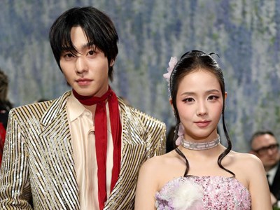 Mỹ nam cao 1m88 kiên nhẫn chờ Jisoo chụp hình chung ở Met Gala là ngoại lệ 11 năm mới có lại của Hàn Quốc