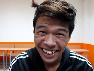 Răng khấp khểnh, mặt ngơ ngơ, lại còn biệt danh Trung Ruồi!