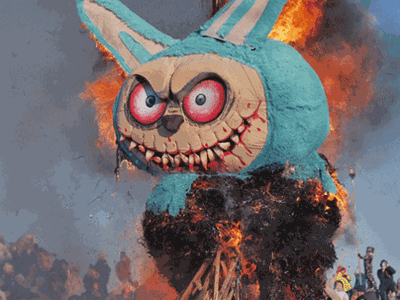 Labubu khổng lồ 'lên giàn thiêu' ở Nga: Chuyện gì đang xảy ra?