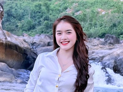 Cận cảnh nhan sắc xinh đẹp trong sáng của bông hoa núi rừng Bana Yona Cươn ở tuổi 22