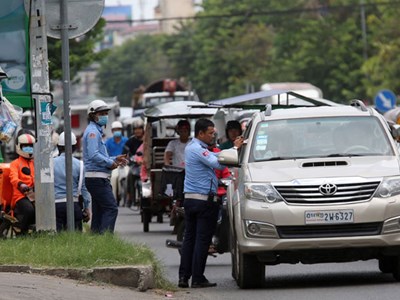 Campuchia tạm dừng xử phạt vi phạm giao thông vì xăng tăng