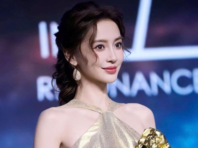AngelaBaby: Nhan sắc “búp bê sống” đẹp bất chấp thời gian