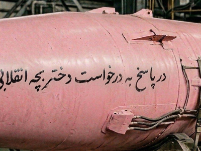 Tên lửa Iran màu hồng với dòng chữ lạ bay tới Israel: Câu chuyện phía sau khiến mạng xã hội bùng nổ