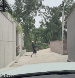 Mẹ đội nón lá, nhảy múa trước biệt thự đón con gái: Mỗi lần về một kiểu chào khác nhau